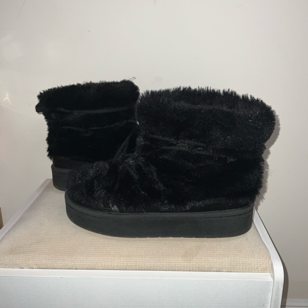 Fur boots w/ lace string